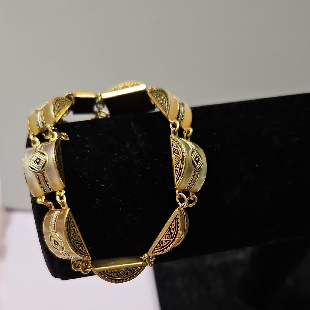 VINTAGE 1960 GOLD TONE DAMASCENE STYLE ARABESQUE PANEL BRACELET - Picture 2 of 4